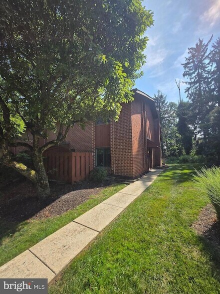 Building Photo - 1006 Worthington Dr