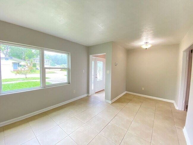 Foto del edificio - 3/2 single family home minutes from Lake E...