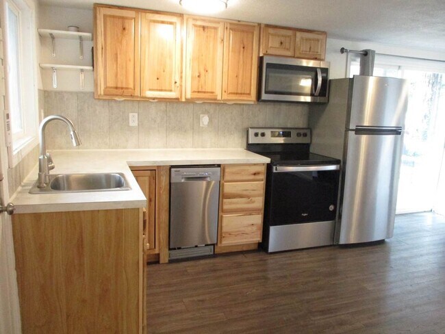Building Photo - 2 Bedroom 2 Bathroom Lake Holiday Home