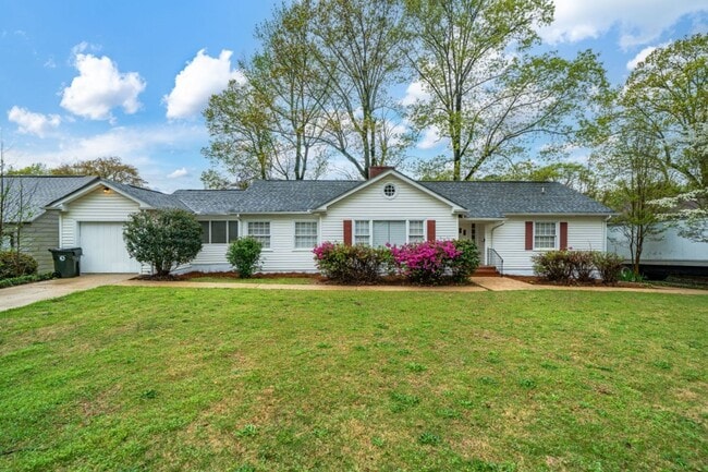 Building Photo - Beautifully Maintained 3/3 Home with Over ...