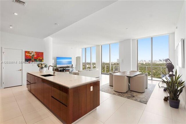 Foto del edificio - 2678 Tigertail Ave