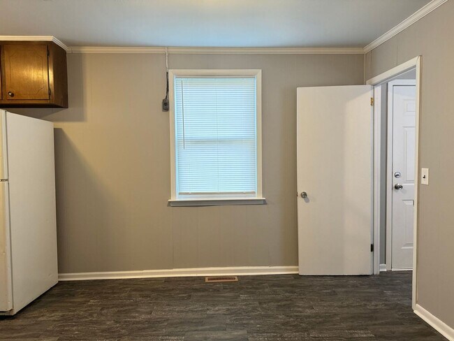 Foto del edificio - Cute 3 Bed/1 Bath off Cunningham Lane! New Carpet!
