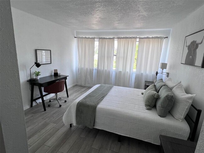 Foto del edificio - 8888 Tallwood Dr