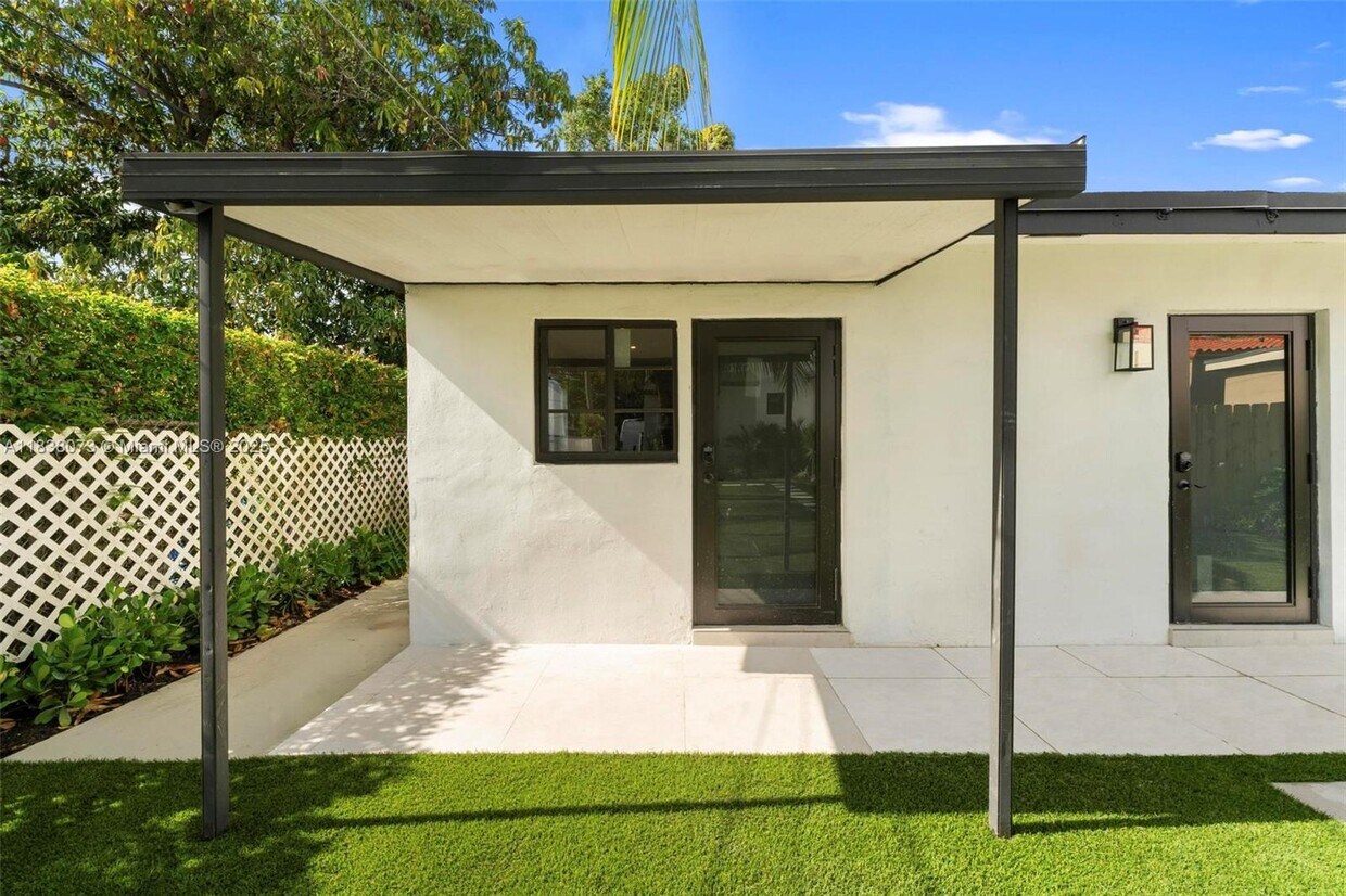 Foto principal - 2442 SW 3rd St
