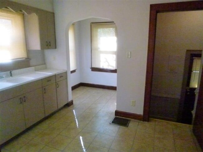 Building Photo - 2 Bedroom Home Near Union Hospital - Pets Welcome!
