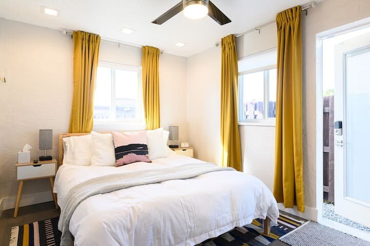 Studio space with a queen bed - 2458 Arthur St