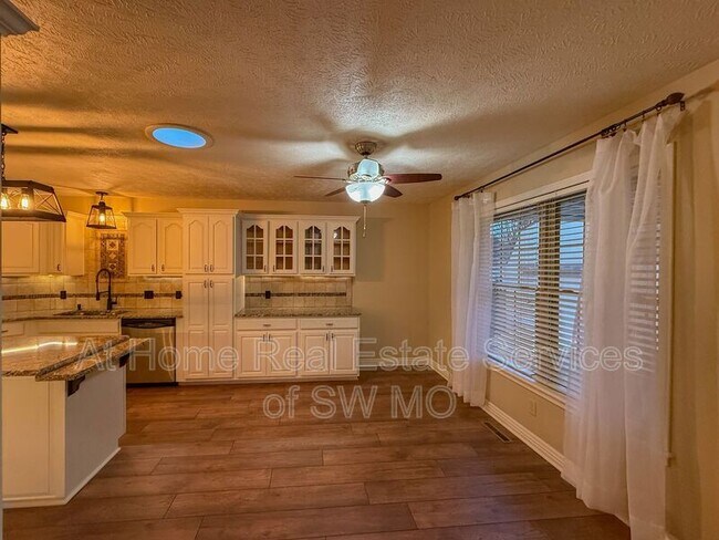 Foto del edificio - 605 Clover Ct