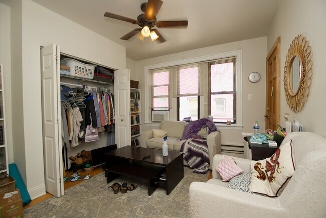 Foto del edificio - 837 W Cornelia Ave