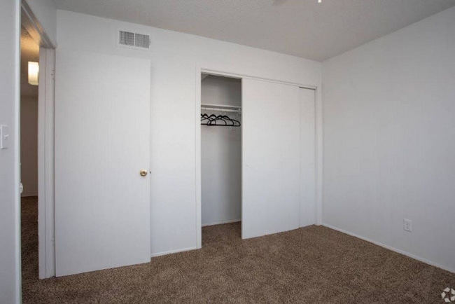 Building Photo - 525 N Carolina Dr