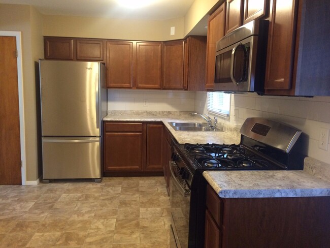 Building Photo - 3 bedroom, 1 bath, There is a whole lot of...