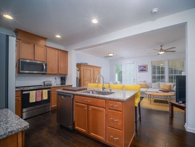 Foto del edificio - "Exquisite  2-Bed Townhouse with 2.5 Baths in Prime Charlotte Location – 1,531 Sq Ft of Comfort!"