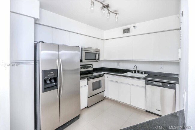 Foto del edificio - 3400 NE 192nd St