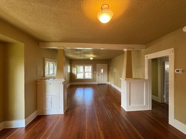 Foto del edificio - 2 Bedroom House in Southeast Eugene: Near UO Campus
