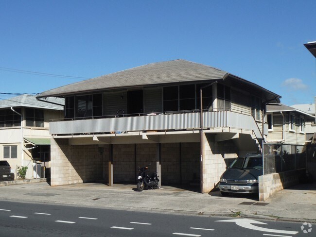 Building Photo - 708 University Ave