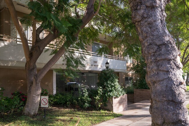 Foto del edificio - Beverly Hills Prime Location - 2 bed 2.5 bathroom