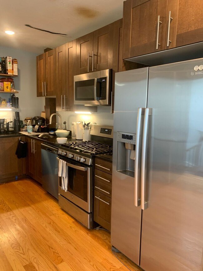 Foto del edificio - ALLSTON 5BED / 2BATH WITH MODERN FINISHES ...