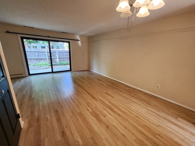 Foto del edificio - Beautifully remodeled 2 bed, 1 Bath townho...