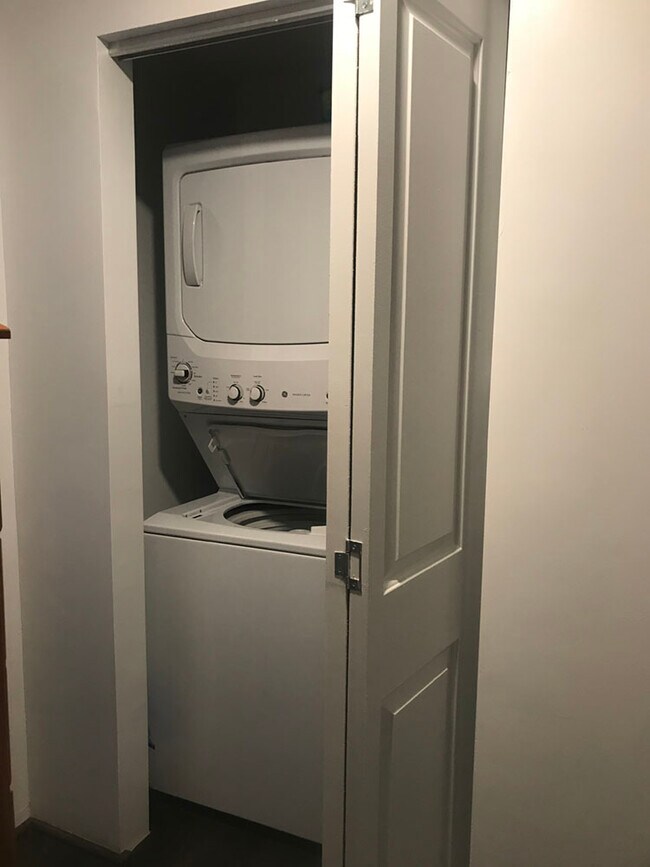 Building Photo - 61 Chestnut St