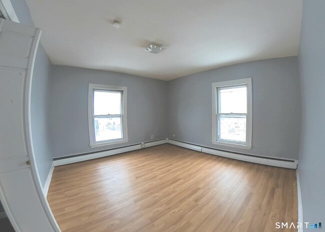 Building Photo - 21 Young St