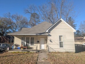 Building Photo - 309 Elm St