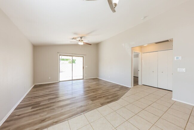 Foto del edificio - 11335 W Crestbrook Dr