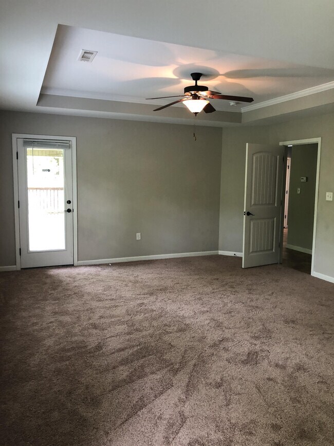 Building Photo - 1065 Skyline Dr