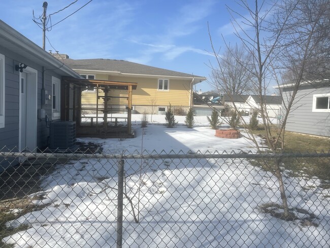 Building Photo - 512 E 77th Ave