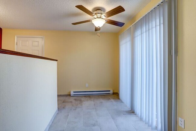 Building Photo - Remodeled Spacious 2 Bed 1 Bath In Quiet C...