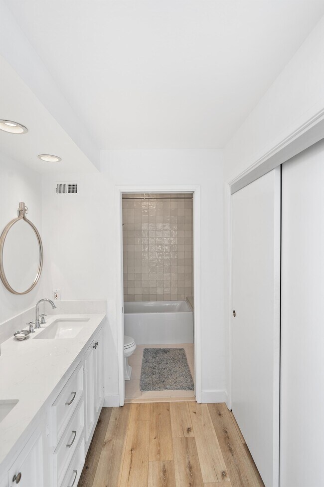 Foto del edificio - 20 Odyssey Ct