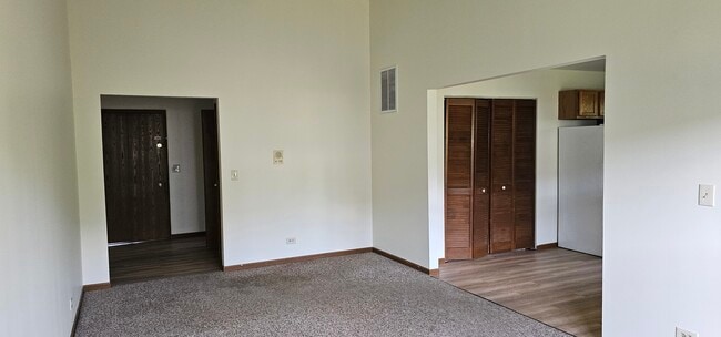 Building Photo - 300 Village Creek Dr