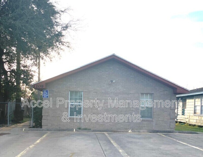 Primary Photo - 1209 N Keralum Ave