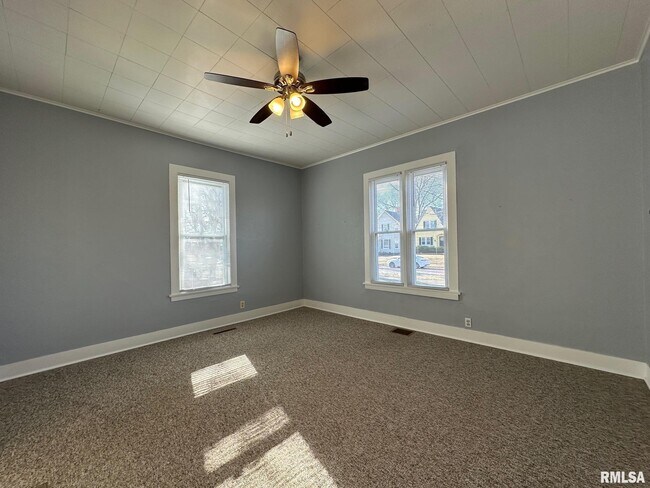 Foto del edificio - 146 N State St