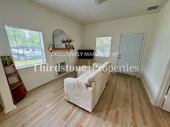 Building Photo - 672 Chestnut St