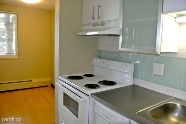 Building Photo - 805 Dahlia St