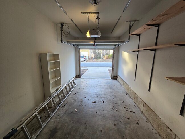 Cochera - 44155 Azalea Ct