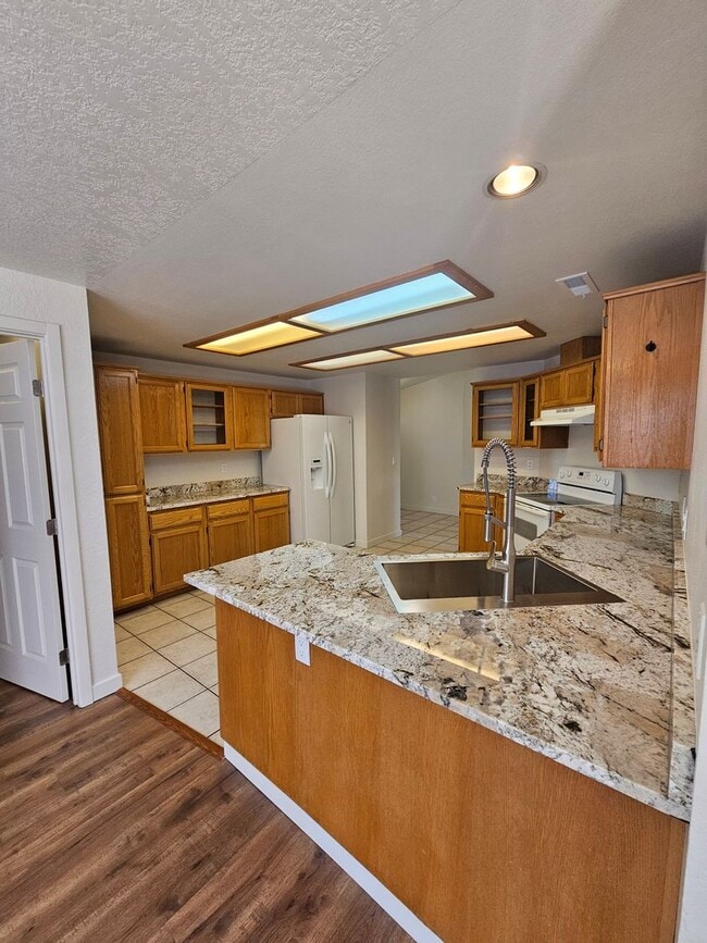 Building Photo - Beautiful House with Spacious Kitchen