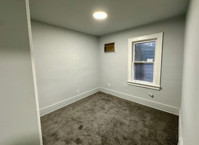 Building Photo - Charming and Well-maintained Single-Family Home