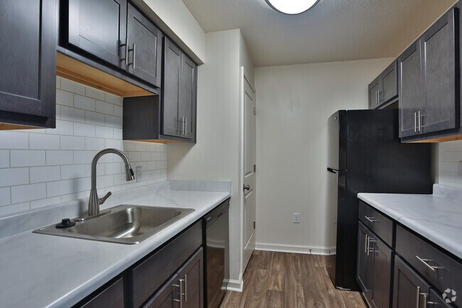 Foto del edificio - Crown Pointe