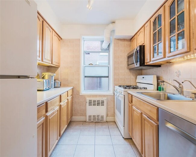 Building Photo - 72-10-72112 112th St