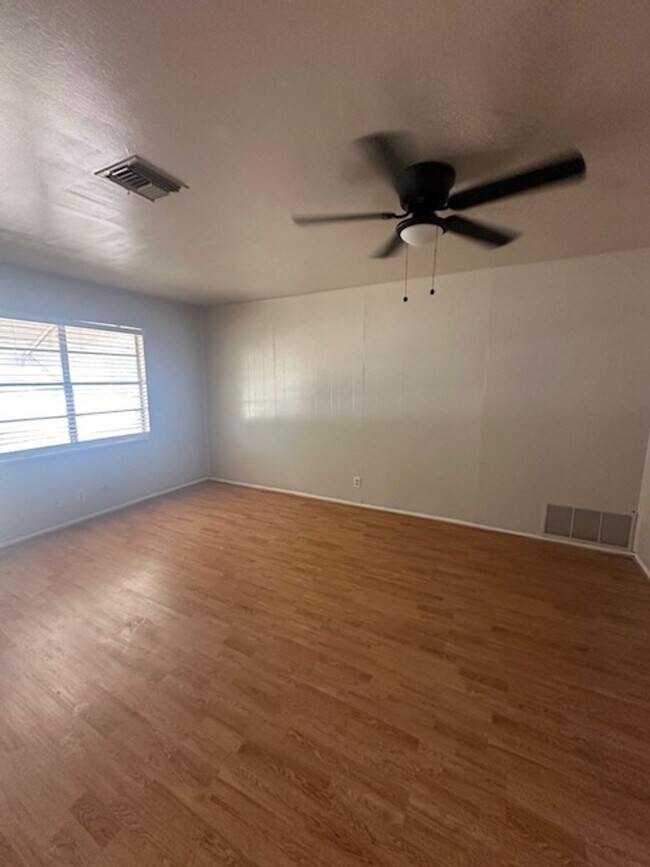 Foto del edificio - 2457 Marsalis Dr