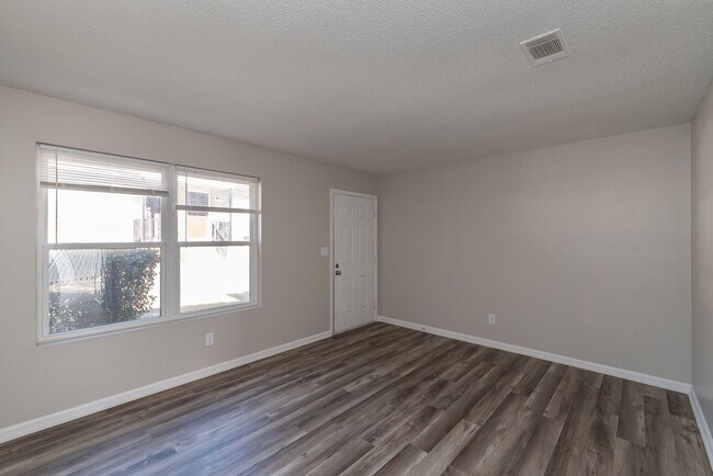 Foto del edificio - Updated 2 Bed/1 Bath Duplex Available for Rent Now!