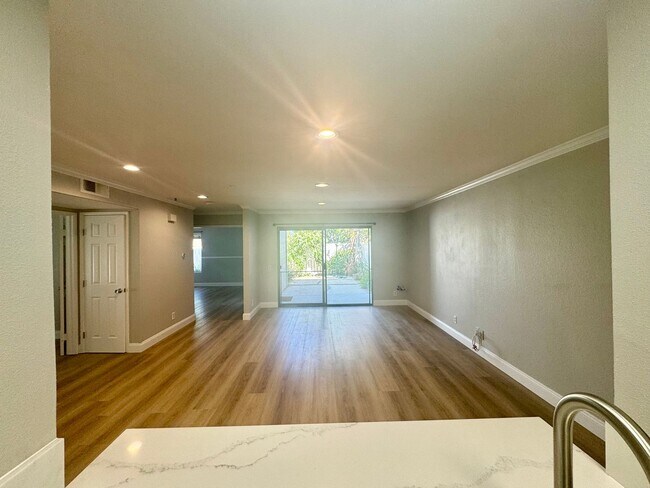 Foto del edificio - 2 Bedroom, Newly Renovated Beautiful Condo...