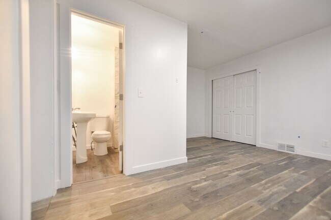 Building Photo - 627 23rd St