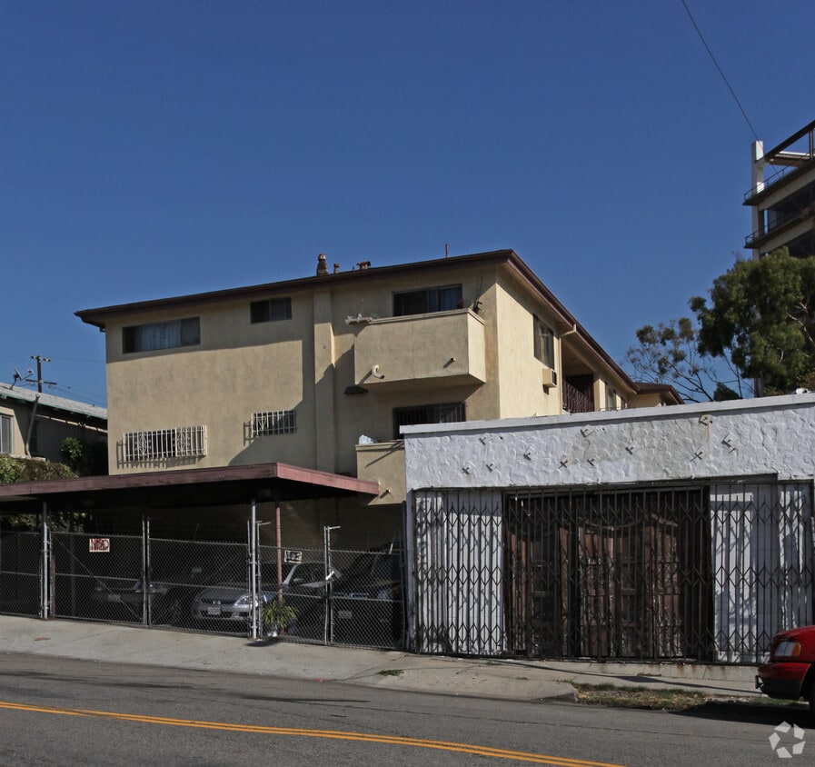 Building Photo - 817 White Knoll Dr