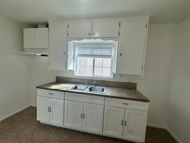 Foto del edificio - 8739-8743 Firestone Blvd