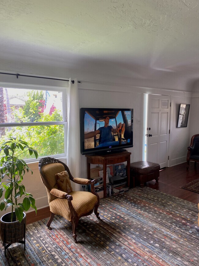 Foto del edificio - 656 Grand Ave