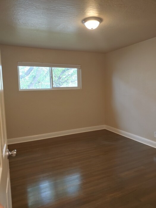 Building Photo - Beautiful 3 bedroom 2 bathroom home with l...