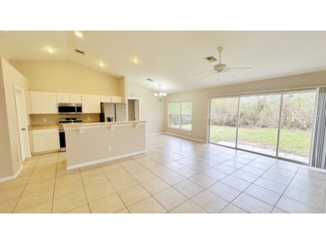 Building Photo - 3 Bedroom Home in NW Cape Coral- Holiday S...