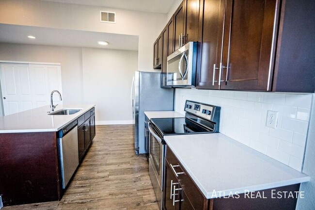 Building Photo - Beautiful 2 Bed 2 Bath Corner Apartment on...