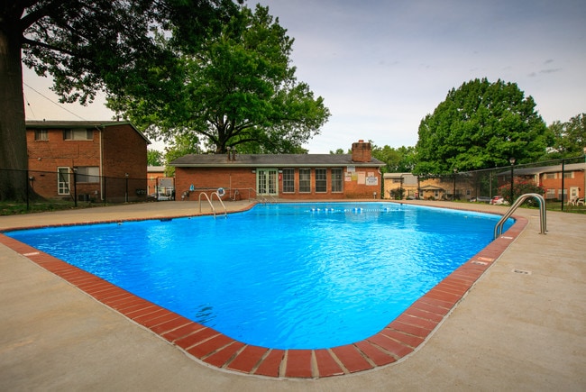 Pool - Lynntown Apartments